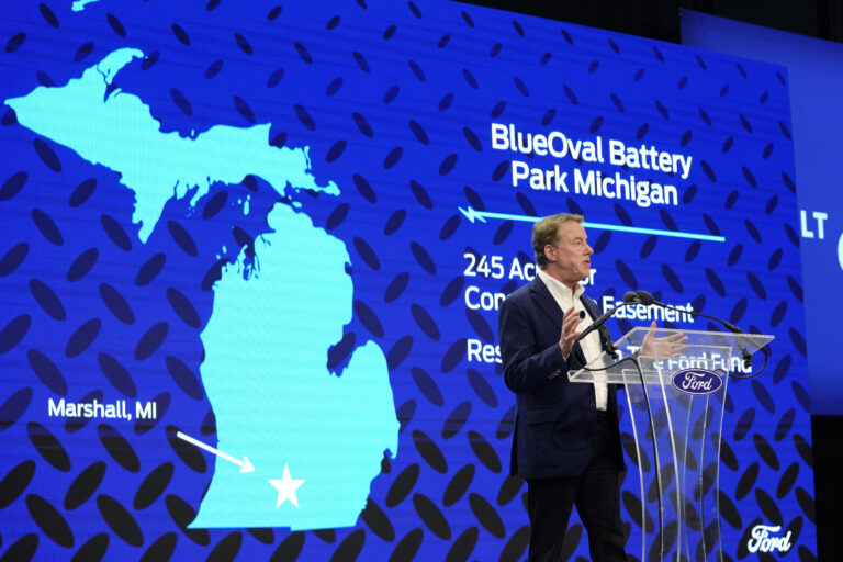 Ford has stopped building a factory to produce batteries for electric vehicles after facing criticism from Republican politicians for its ties to China.