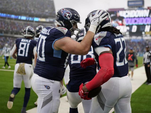 Derrick Henry scores two touchdowns as the Titans defeat the Panthers, final score 17-10.