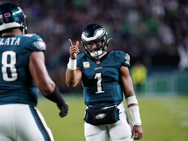 Jalen Hurts overcomes knee injury to guide Eagles to 28-23 victory over Cowboys, maintaining their NFL-leading record of 8-1.