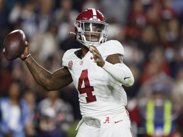 Alabama, ranked 8th, defeats Georgia, ranked 1st, with a score of 27-24 to win the SEC title. Both teams are now waiting to find out their postseason destiny. WRALSportsFan.com has all the updates and comments in English.