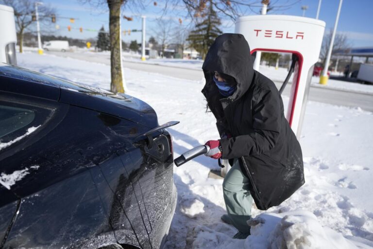 about driving an electric vehicle in cold temperatures.


Chilly conditions can decrease the distance an electric car can travel and pose challenges for recharging. Here are the important things to keep in mind when operating an electric vehicle in low temperatures.