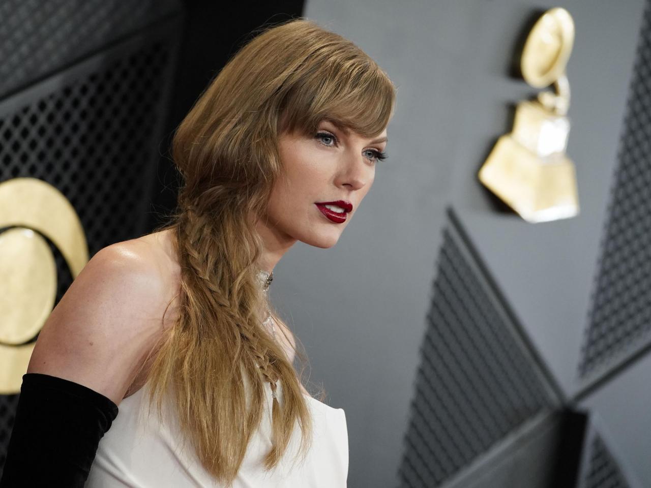 Taylor Swift has requested that this university student ceases monitoring her personal aircraft.