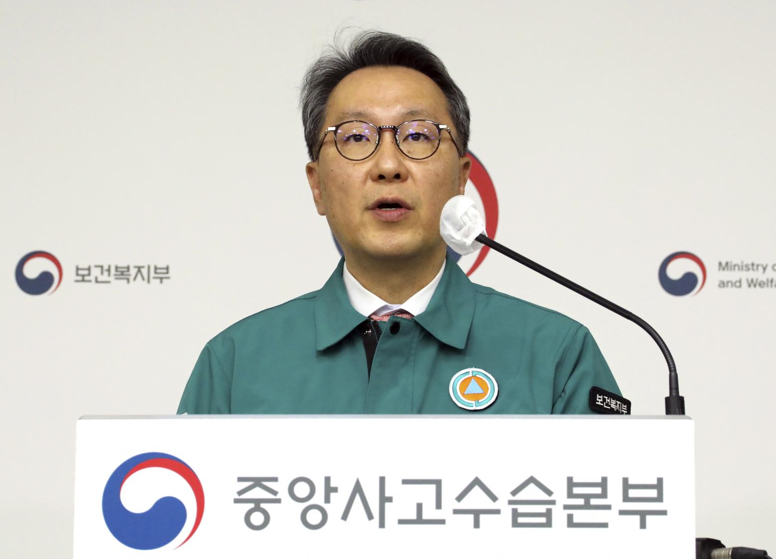 The city of Seoul is giving young doctors a deadline of 4 days to stop their walkouts, with the possibility of facing legal action or having their licenses suspended.