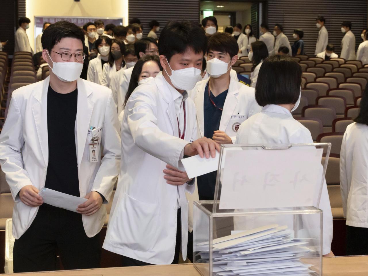 Experienced physicians in South Korea have handed in notifications of their resignations, intensifying the disagreement regarding the implementation of a new medical school proposal.