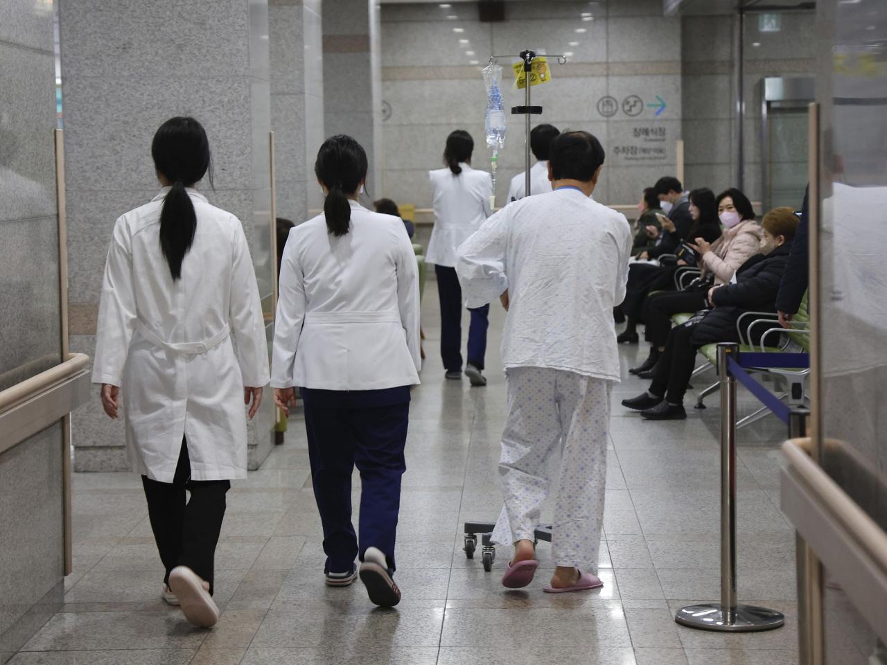 South Korea rebukes top doctors for using the threat of resignation to back their junior colleagues' strikes.