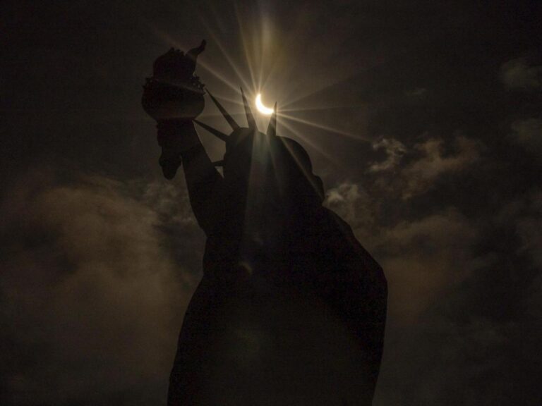 AP PHOTOS: Total solar eclipse sweeps across North America