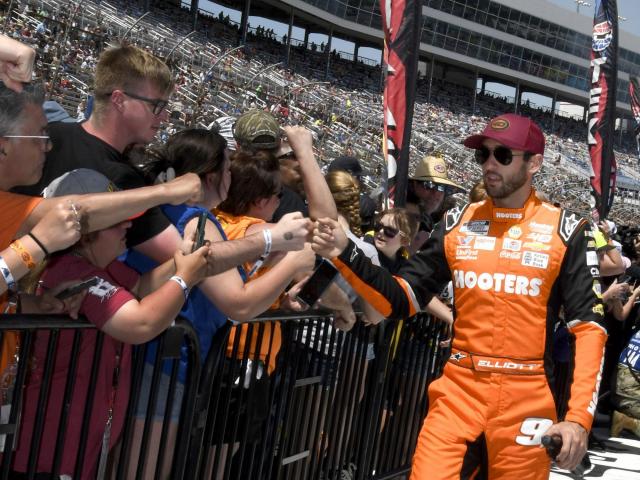 Chase Elliott ends 42-race winless streak with overtime victory in NASCAR Cup race at Texas :: WRALSportsFan.com