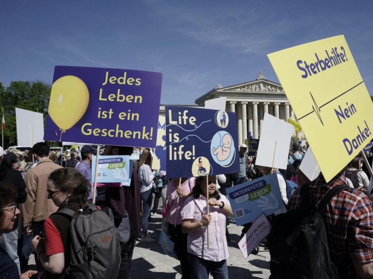 Experts group says abortion in Germany should be decriminalized during pregnancy's first 12 weeks