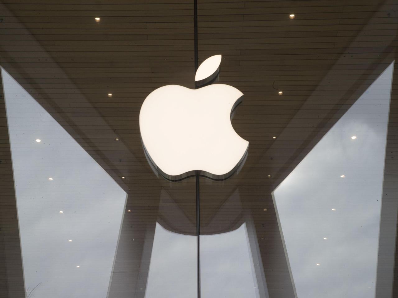 Apple Store employees in Maryland vote to authorize a first strike over working conditions