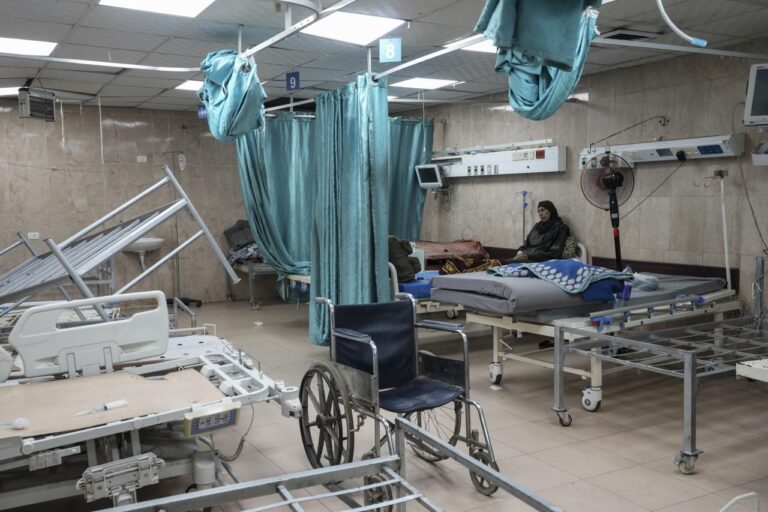 Hospital in central Gaza empties out as Israeli forces draw near