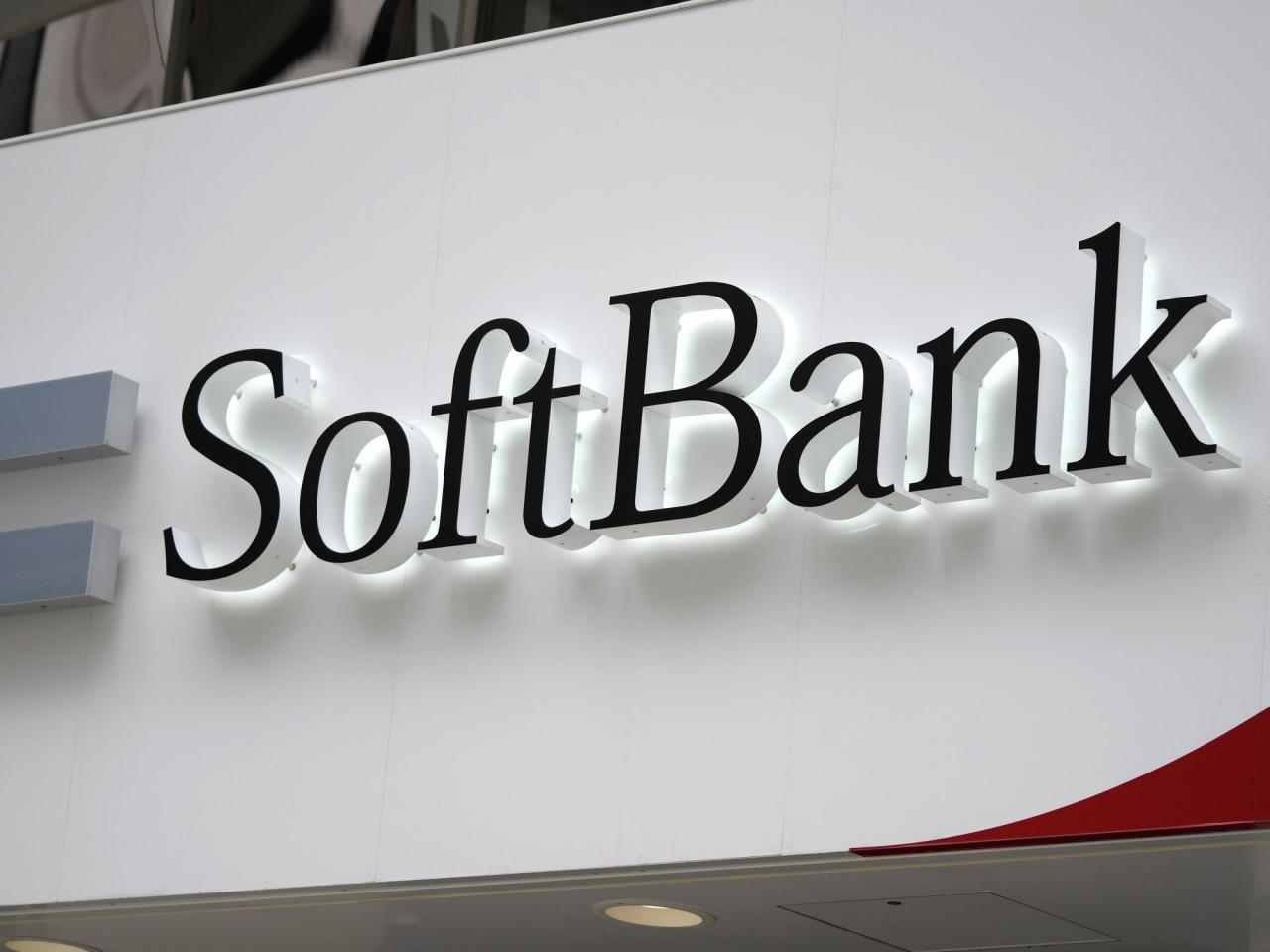 Japan's SoftBank reduces its investment losses with gains in Alibaba and other holdings