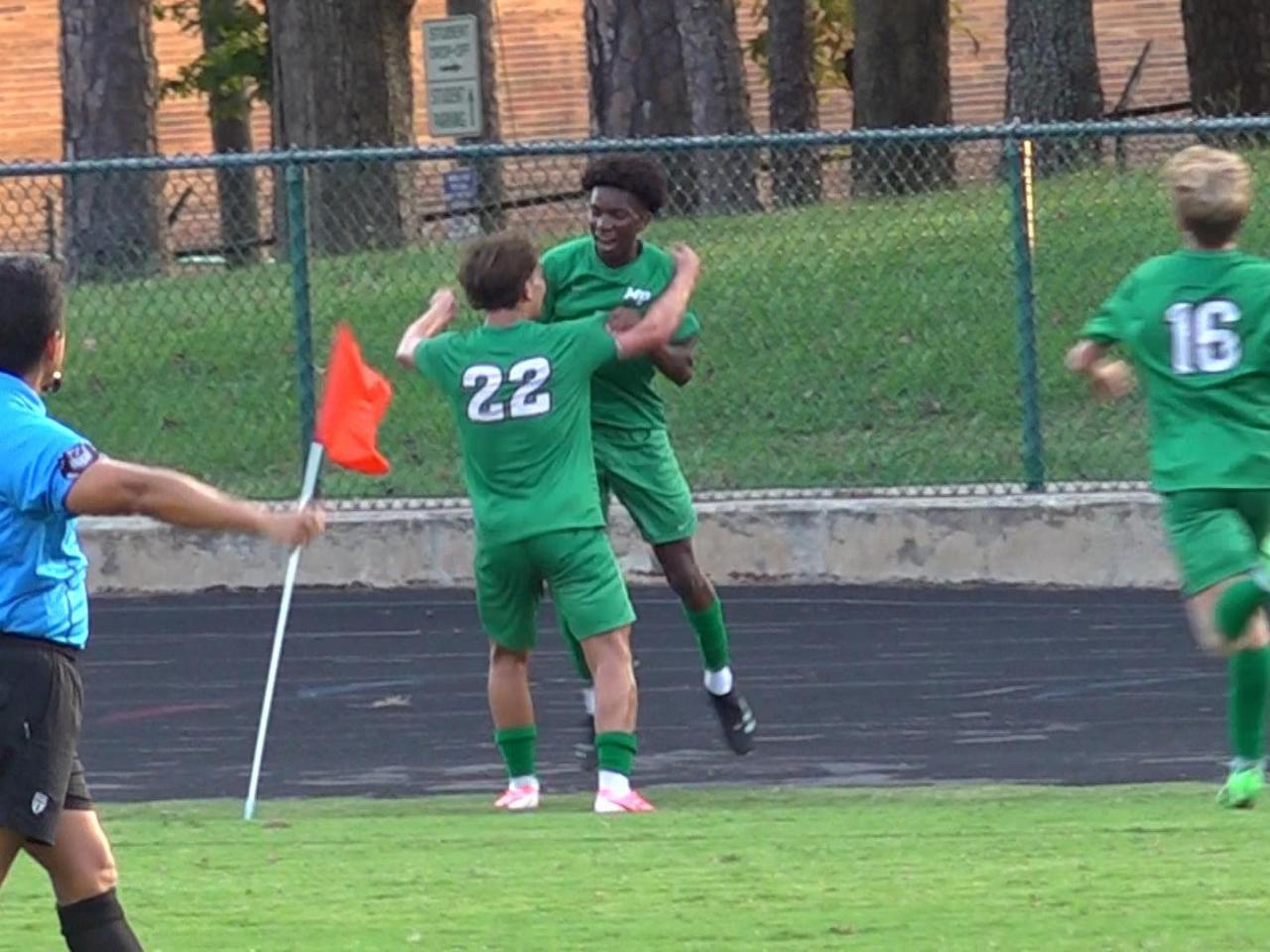 Despite being a man down, No. 10 Myers Park scores late to beat No. 21 Garinger