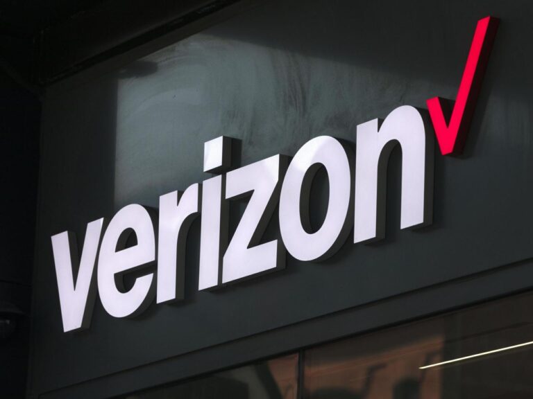 Many Verizon customers across the US hit by service outage