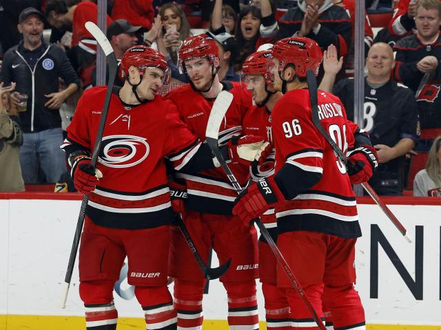 Hurricanes make it eight straight with 5-1 win over Penguins :: WRALSportsFan.com