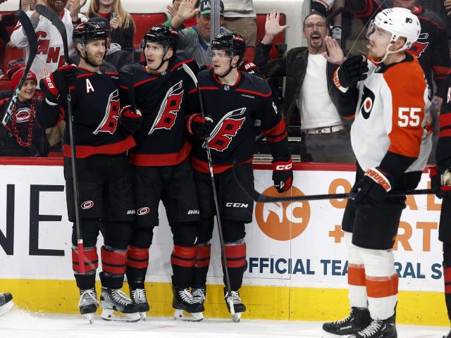 Necas scores go-ahead goal with 29 seconds left, Hurricanes beat Flyers 6-4 :: WRALSportsFan.com