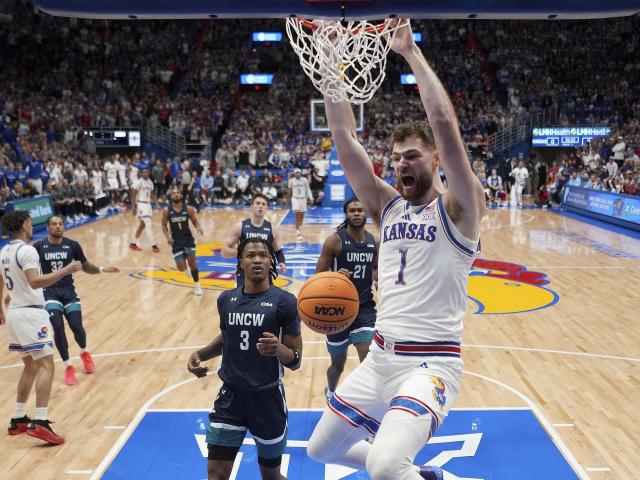 No. 1 Kansas overcomes sluggish start, beats UNC Wilmington 84-66 to give Bill Self 800th career win :: WRALSportsFan.com