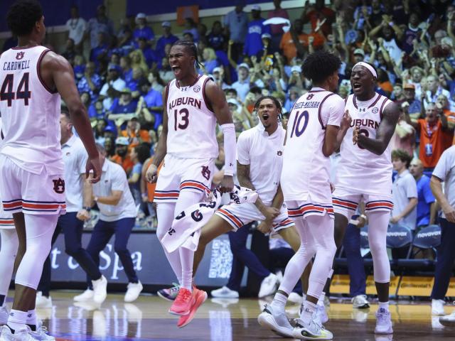 Kansas holds off Auburn for No. 1 in AP Top 25 as SEC grabs 3 of top 4 spots; UConn slides to No. 25 :: WRALSportsFan.com