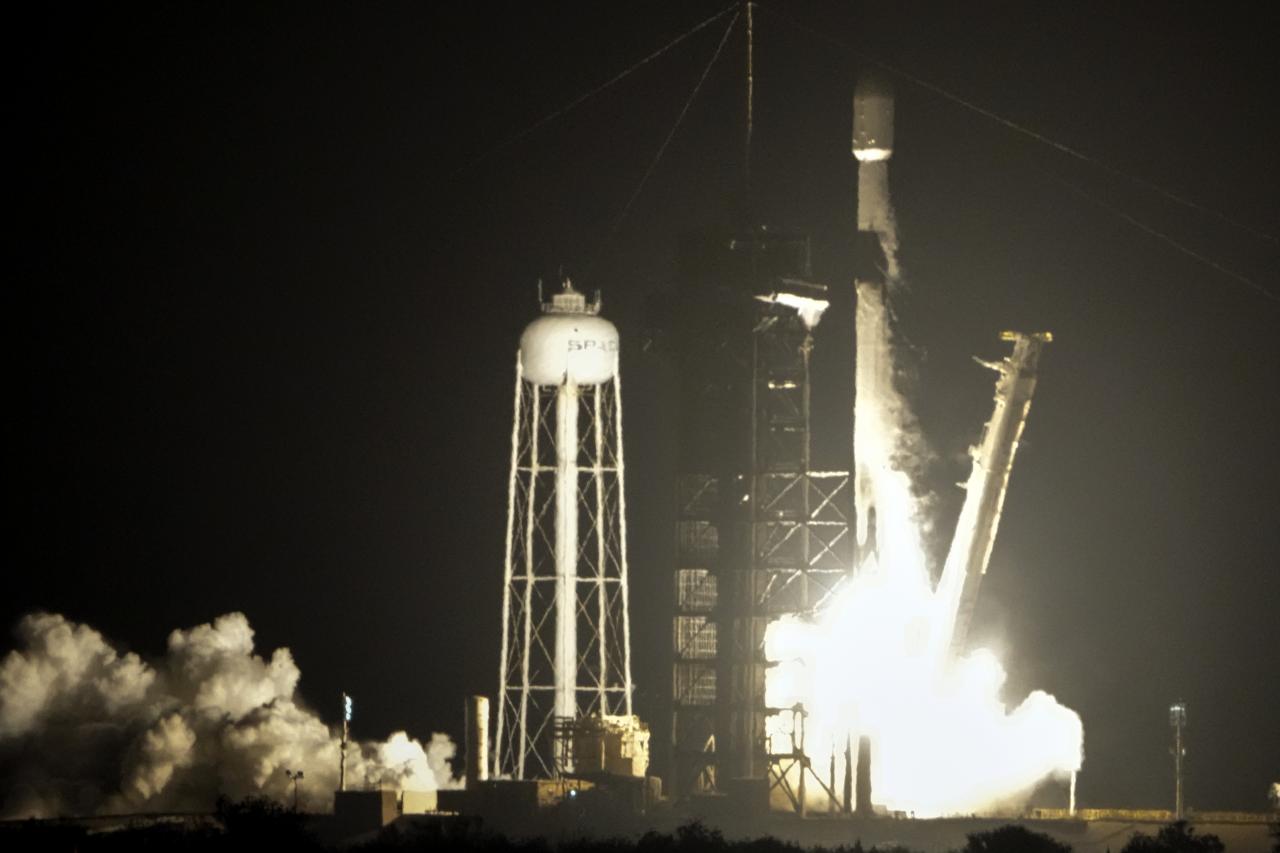 2 private lunar landers head toward the moon in a roundabout journey