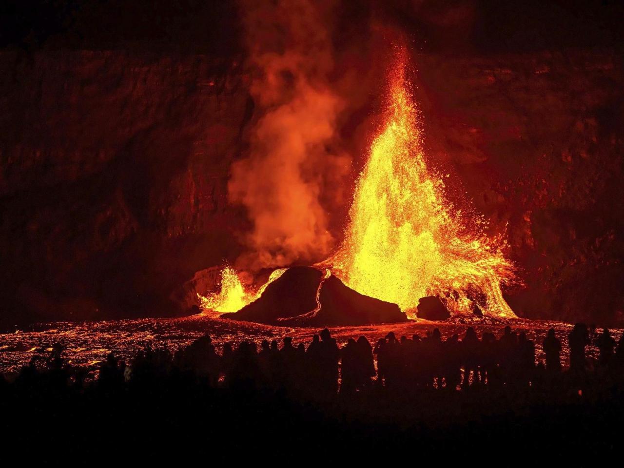 Hawaii volcano produces tall lava fountaining in latest episode of Kilauea eruption