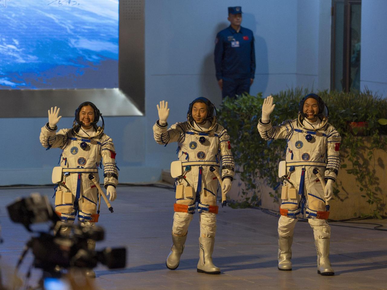 Chinese astronauts' return to earth delayed owing to weather