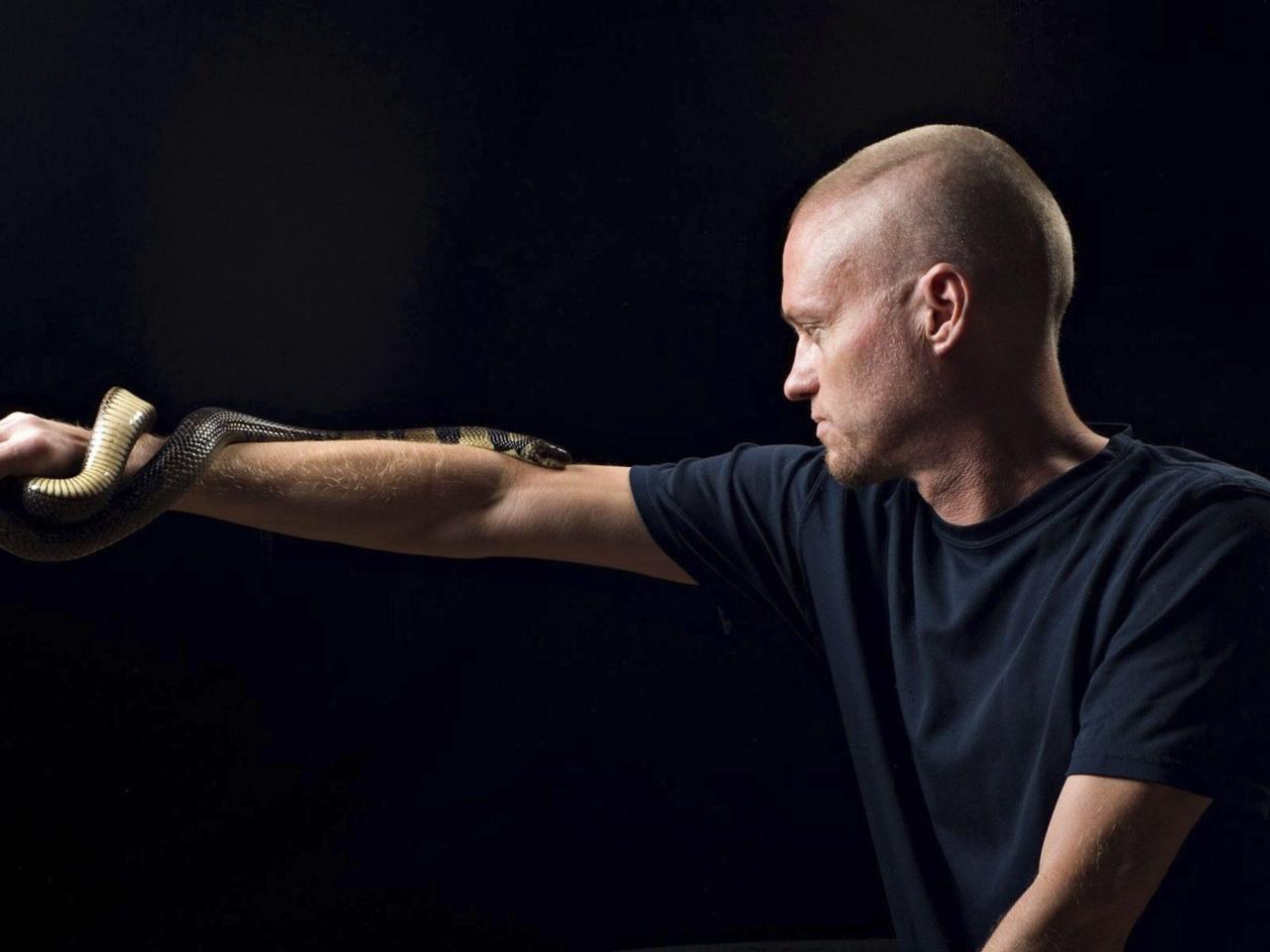 Snakes have bitten this man hundreds of times. His blood could help make a better treatment